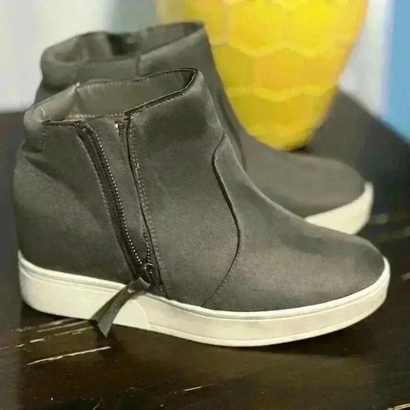 Excellent used condition Women’s Serra sneaker bootie. Grey suede. Size 7. - Picture 1 of 4